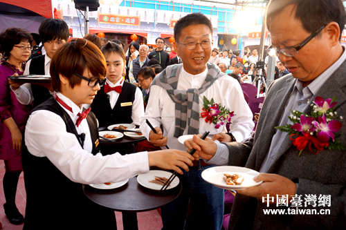 臺灣嘉賓品嘗北京烤鴨 臺灣嘉賓品嘗北京烤鴨