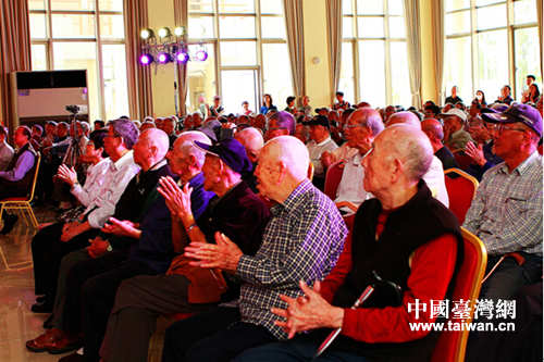 老人們聚精會神觀看演出現場 老人們聚精會神觀看演出現場