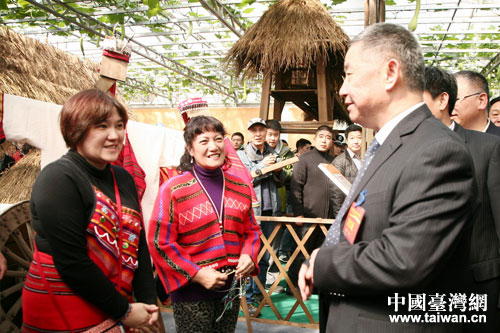 山東省副省長趙潤田與參加第四屆臺灣農(nóng)產(chǎn)品精品展示展銷會的臺灣展商親切交談 山東省副省長趙潤田與參加第四屆臺灣農(nóng)產(chǎn)品精品展示展銷會的臺灣展商親切交談