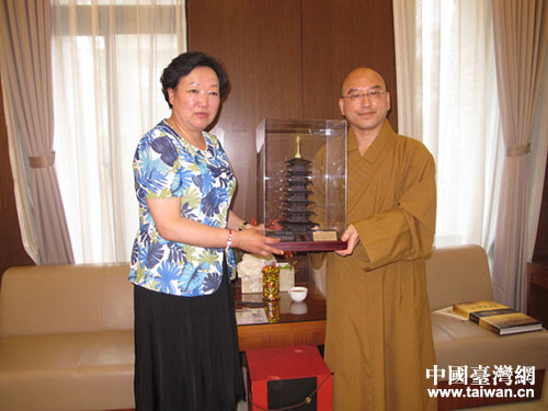陳偉向法鼓山副主持贈送涇川大云寺佛塔 陳偉向法鼓山副主持贈送涇川大云寺佛塔