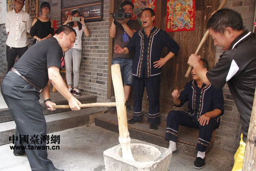 臺灣媒體成員體驗打糍粑 臺灣媒體成員體驗打糍粑