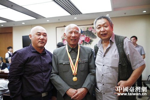 嘉賓與黃埔同學會會長林上元合影 嘉賓與黃埔同學會會長林上元合影