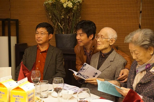 四川作家紛紛與余光中(右二)合影留念 四川作家紛紛與余光中(右二)合影留念