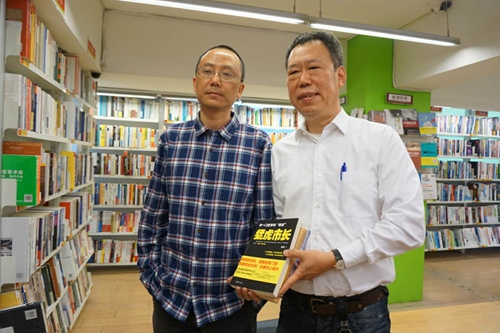 四川作家庹政(左)在書店與自己的作品《猛虎市長》合影 四川作家庹政(左)在書店與自己的作品《猛虎市長》合影