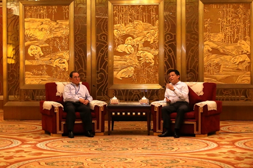 四川省副省長楊興平(右)會見臺灣中國新聞學會名譽董事長牟宗燦一行 四川省副省長楊興平(右)會見臺灣中國新聞學會名譽董事長牟宗燦一行