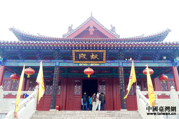 臺媒參訪團參觀獻殿。 臺媒參訪團參觀獻殿。