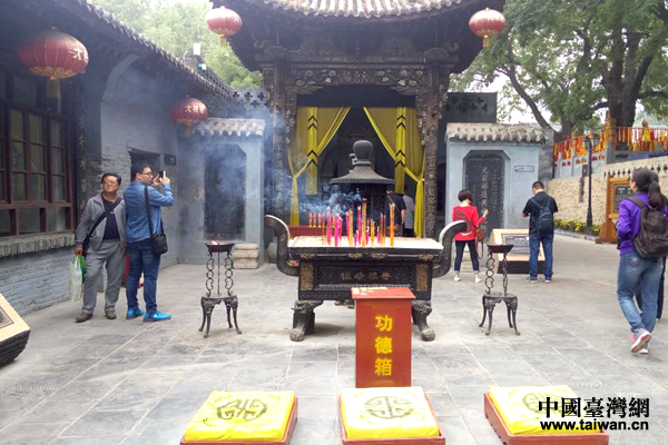 焚香拜祭處。 焚香拜祭處。