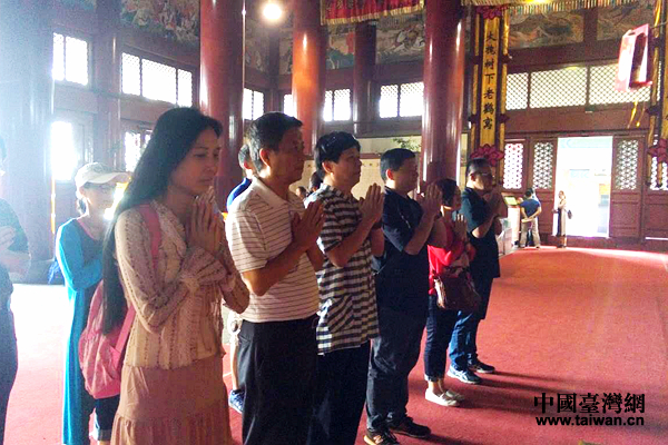 臺媒參訪團拜祭祖先。 臺媒參訪團拜祭祖先。