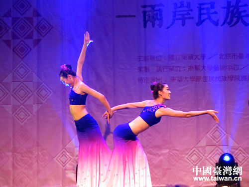 雙人舞《藤蔓花》。 雙人舞《藤蔓花》。