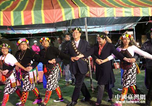 部落族人帶領賓客們跳起熱情歡快的舞蹈 部落族人帶領賓客們跳起熱情歡快的舞蹈