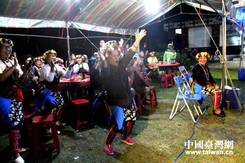 卡大地布部落居民熱情歡呼 卡大地布部落居民熱情歡呼