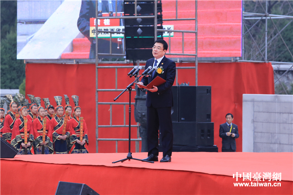 中共陜西省委常委、常務(wù)副省長(zhǎng)、陜西省公祭黃帝陵工作委員會(huì)主任梁桂主持公祭典禮 中國(guó)臺(tái)灣網(wǎng) 劉瑩 攝。 中共陜西省委常委、常務(wù)副省長(zhǎng)、陜西省公祭黃帝陵工作委員會(huì)主任梁桂主持公祭典禮 中國(guó)臺(tái)灣網(wǎng) 劉瑩 攝。