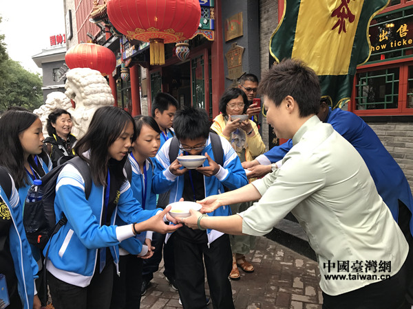 臺(tái)東縣海端小學(xué)師生品嘗老北京二分錢(qián)大碗茶 臺(tái)東縣海端小學(xué)師生品嘗老北京二分錢(qián)大碗茶