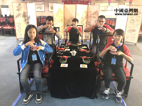 臺(tái)東縣海端小學(xué)師生學(xué)習(xí)茶道禮儀 臺(tái)東縣海端小學(xué)師生學(xué)習(xí)茶道禮儀