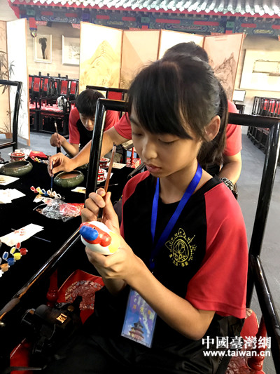 臺(tái)東縣海端小學(xué)學(xué)生繪制老北京兔爺 臺(tái)東縣海端小學(xué)學(xué)生繪制老北京兔爺