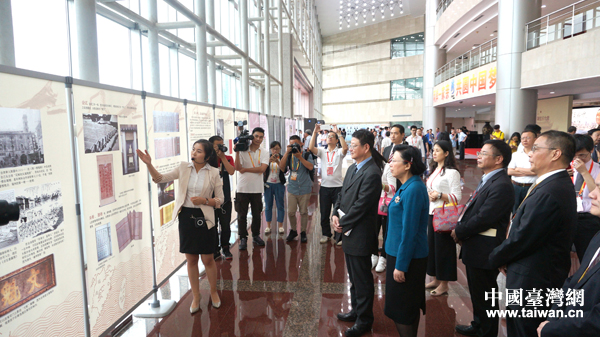 全國臺(tái)聯(lián)會(huì)長汪毅夫和福建省省委常委、統(tǒng)戰(zhàn)部長雷春美及相關(guān)受邀嘉賓參觀展覽 全國臺(tái)聯(lián)會(huì)長汪毅夫和福建省省委常委、統(tǒng)戰(zhàn)部長雷春美及相關(guān)受邀嘉賓參觀展覽