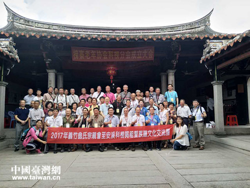 臺灣嘉義縣義竹鄉翁氏宗親會參訪團在安溪進寶殿前合影留念 臺灣嘉義縣義竹鄉翁氏宗親會參訪團在安溪進寶殿前合影留念