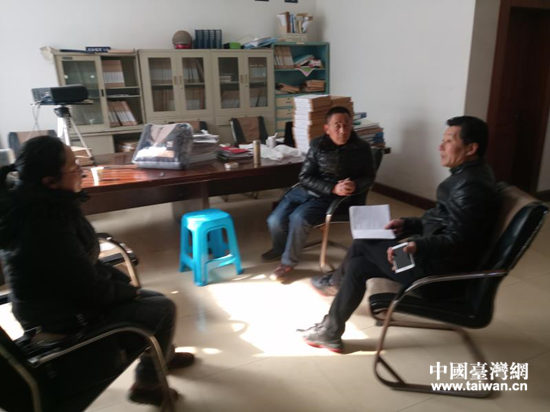 高郵市臺辦工作人員與金貴發大陸親屬進行交談 高郵市臺辦工作人員與金貴發大陸親屬進行交談