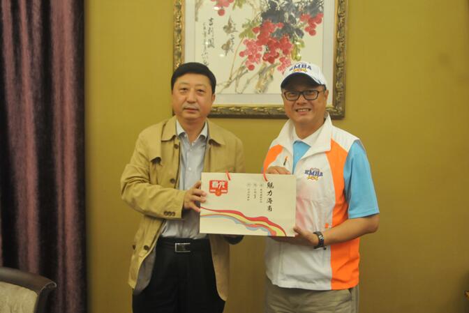 1.海南省臺辦主任劉耿(左)與臺灣中華兩岸EMBA聯合會理事長黃炯輝 1.海南省臺辦主任劉耿(左)與臺灣中華兩岸EMBA聯合會理事長黃炯輝