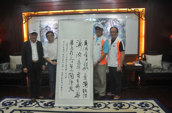 海南中視集團向參訪團贈送書法作品 海南中視集團向參訪團贈送書法作品