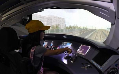 高鐵新體驗 “掌上蜀show”采訪團首站探訪交通前沿科技