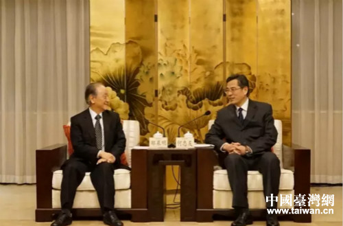 廣東省副省長(zhǎng)何忠友(右)會(huì)見(jiàn)臺(tái)灣新黨主席郁慕明 廣東省副省長(zhǎng)何忠友(右)會(huì)見(jiàn)臺(tái)灣新黨主席郁慕明