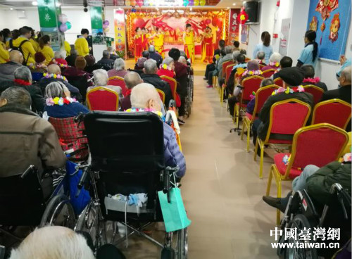 安婕妤企業員工為老人們表演節目 安婕妤企業員工為老人們表演節目