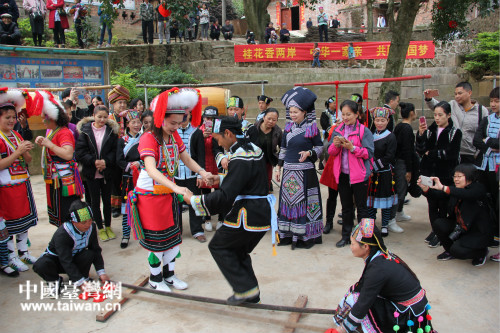 臺灣同胞體驗瑤寨扁擔舞 臺灣同胞體驗瑤寨扁擔舞