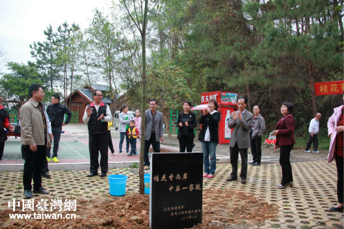 3月26日上午,代表團與田林縣民眾到萬吉山共植同心樹 3月26日上午,代表團與田林縣民眾到萬吉山共植同心樹