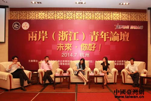 與會嘉賓圍繞主題分享自身經驗,圖中東風裕隆汽車有限公司總經理吳新發(左二紅襯衫)分享自己在體會