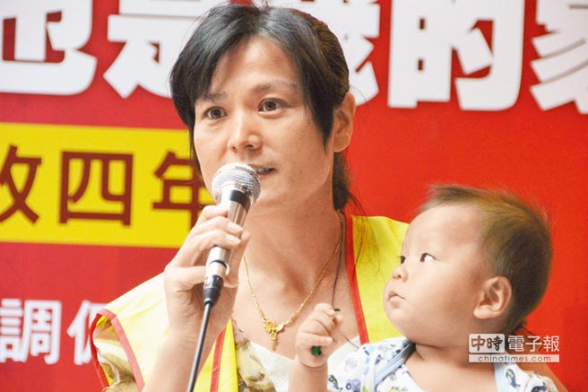 湖南來的李小紅,抱著不滿周歲的兒子,訴說陸配辛酸