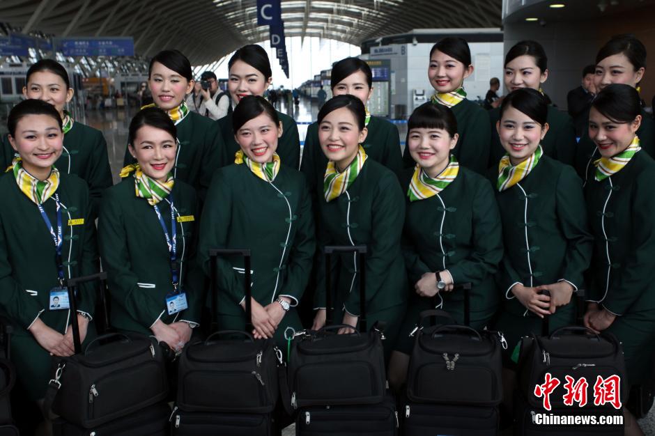 大陸首批臺灣籍空乘亮相 千名應(yīng)聘者僅24人被選 大陸首批臺灣籍空乘亮相 千名應(yīng)聘者僅24人被選