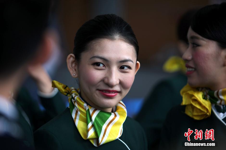 大陸首批臺灣籍空乘亮相 千名應(yīng)聘者僅24人被選 大陸首批臺灣籍空乘亮相 千名應(yīng)聘者僅24人被選