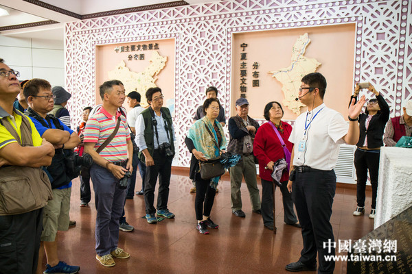 采風(fēng)團(tuán)走近西夏王陵。(中國臺灣網(wǎng)記者 李岳 攝)