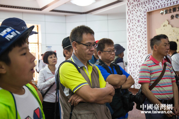 采風(fēng)團(tuán)走近西夏王陵。(中國臺灣網(wǎng)記者 李岳 攝)