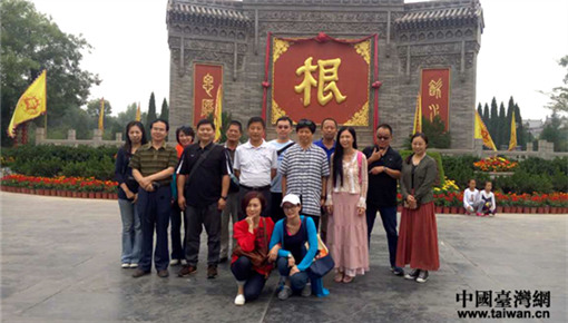 由山西省人民政府臺灣事務辦公室主辦的“根祖文化、民俗文化行”活動即將接近尾聲。24日,臺灣主流媒體參訪團來到洪洞縣大槐樹景區,了解山西移民故事,探尋中華文化之“根”。