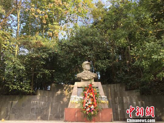 圖為位于貴州省貴陽市花溪公園內(nèi)的戴安瀾將軍衣冠冢。 楊茜 攝