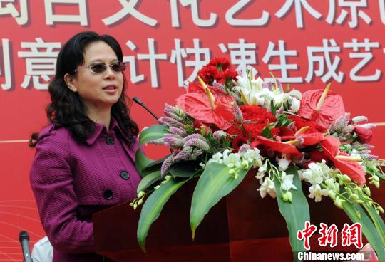 全國臺聯副會長、福建省臺聯會長江爾雄出席首屆閩臺文化藝術原創設計研討會暨兩岸大學生創意設計快速生成藝術品彩虹橋系統開通儀式并致詞。 記者劉可耕 攝