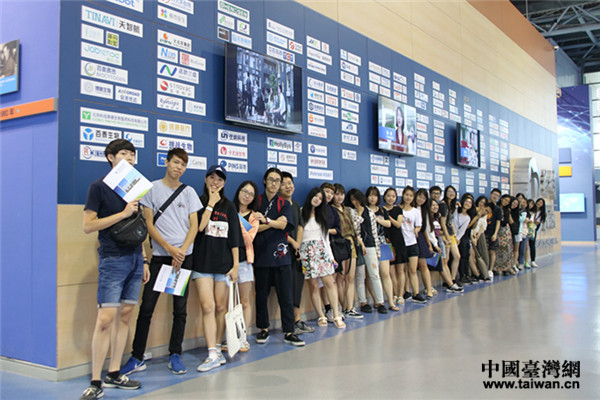 兩岸青年學生上午在中關村國家自主創新示范區展示中心合影 兩岸青年學生上午在中關村國家自主創新示范區展示中心合影