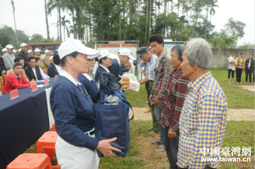 慈濟(jì)慈善基金會(huì)向海南屯昌南臺(tái)村鄉(xiāng)親發(fā)放援助物資 慈濟(jì)慈善基金會(huì)向海南屯昌南臺(tái)村鄉(xiāng)親發(fā)放援助物資