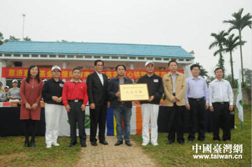 坡心鎮(zhèn)政府向慈濟(jì)慈善基金會(huì)贈(zèng)送“大愛(ài)無(wú)疆”篇額 坡心鎮(zhèn)政府向慈濟(jì)慈善基金會(huì)贈(zèng)送“大愛(ài)無(wú)疆”篇額