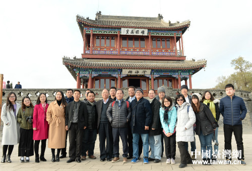 臺(tái)灣主流媒體河北行記者團(tuán)在天下第一關(guān)合影 臺(tái)灣主流媒體河北行記者團(tuán)在天下第一關(guān)合影