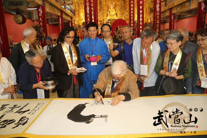 98歲高齡、中華畫院院長、當代書畫泰斗李奇茂為武當山玄天上帝臺灣巡境潑墨作畫 98歲高齡、中華畫院院長、當代書畫泰斗李奇茂為武當山玄天上帝臺灣巡境潑墨作畫
