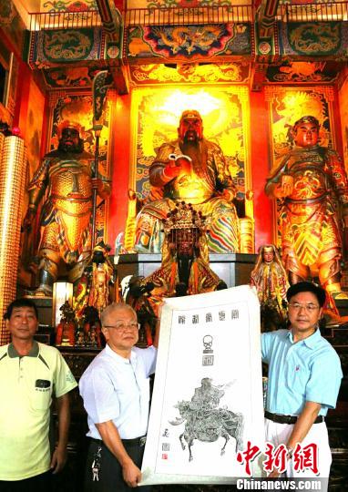 10月18日,朱正明(右)向高雄關帝廟主委黃富濃(中)贈送岳飛畫關公古碑拓片 鐘新 攝