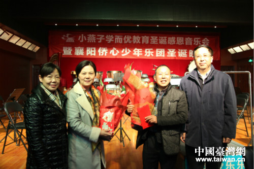 市委常委、統戰部部長程武(左一)為兩名臺屬送上鮮花和慰問金 市委常委、統戰部部長程武(左一)為兩名臺屬送上鮮花和慰問金