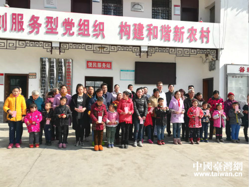 臺(tái)商洪文農(nóng)在谷城縣南河鎮(zhèn)九里坪捐資助學(xué)現(xiàn) 臺(tái)商洪文農(nóng)在谷城縣南河鎮(zhèn)九里坪捐資助學(xué)現(xiàn)