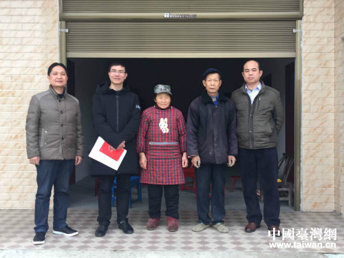 扶貧工作隊(duì)與貧困戶合影 扶貧工作隊(duì)與貧困戶合影