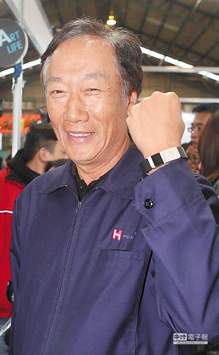 鴻海登廣告挺服貿(mào)郭臺(tái)銘:臺(tái)灣應(yīng)化解歧見(jiàn)