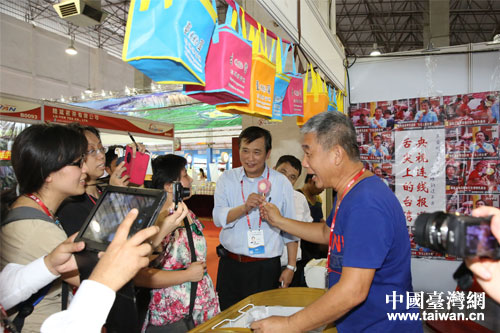 東盟-臺灣投資協進會理事長馮定國(右二)熱情為廠商站臺推銷
