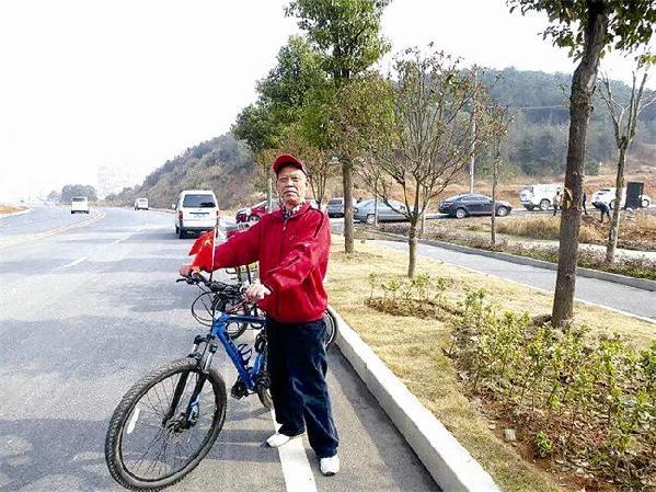 七旬老人騎行臺灣推介三峽 20年行20萬公里 七旬老人騎行臺灣推介三峽 20年行20萬公里